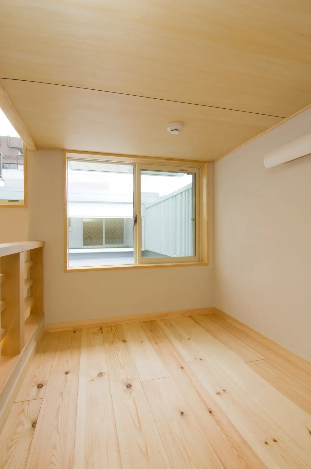 敷地間口4.6mに建つ北側リビングの家